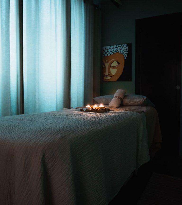 lettino con candele e quadro di buddha